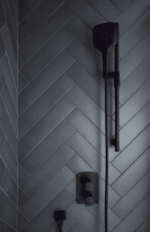 douche ceramique bleue en chevron et robinetterie noire