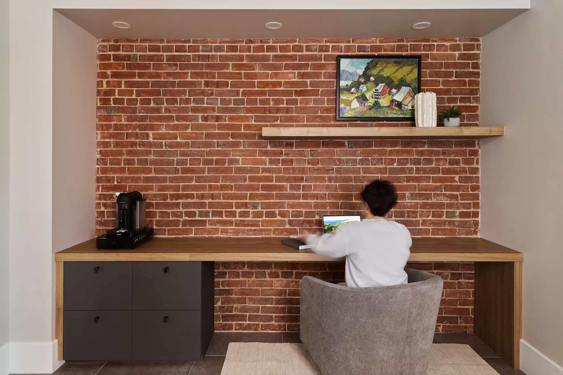 bureau amenage mur de brique tablette de bois, matériaux chaleur pièce