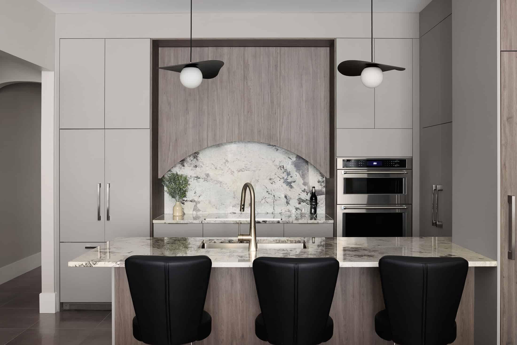 cuisine grise ilot hotte sur mesure Dollard-des-Ormeaux renovation