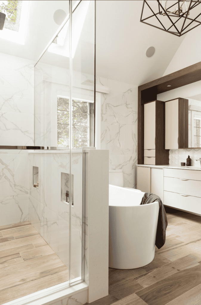 salle de bain plafond cathedrale