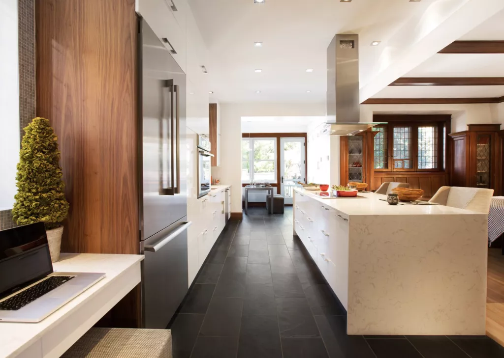 renovation maison outremont, bois, cuisine et agrandissement outremont, modification de structure, revêtement de plancher céramique, coin informatique