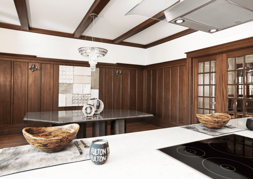 boiserie dans salle a manger ouverte sur cuisine outremont