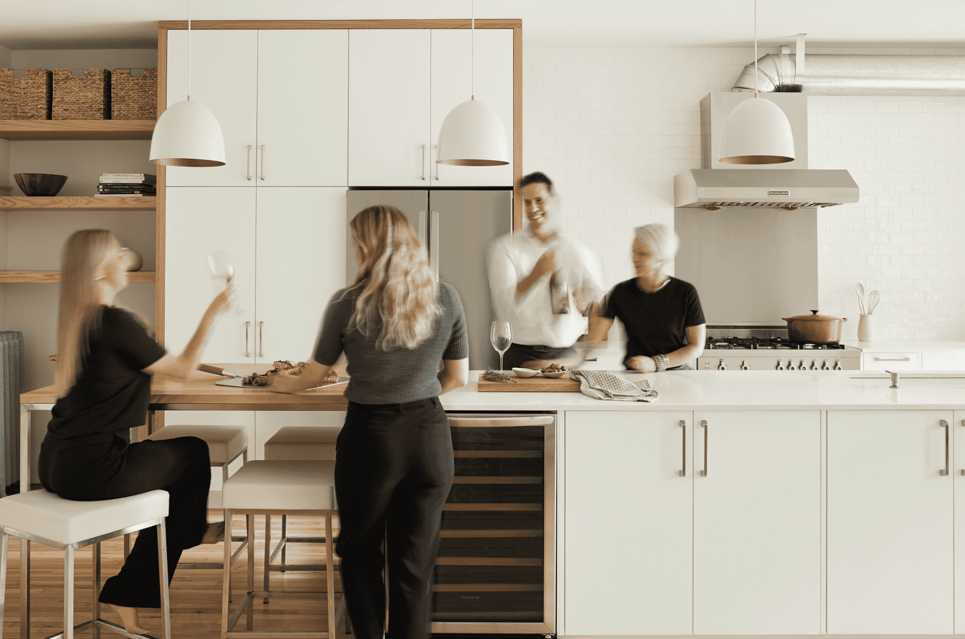 cuisine conviviale ouverte blanche montreal, renovation, travaux electriques