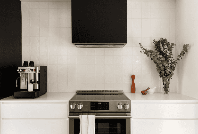 four et hotte cuisine blanche et noire, petite cuisine