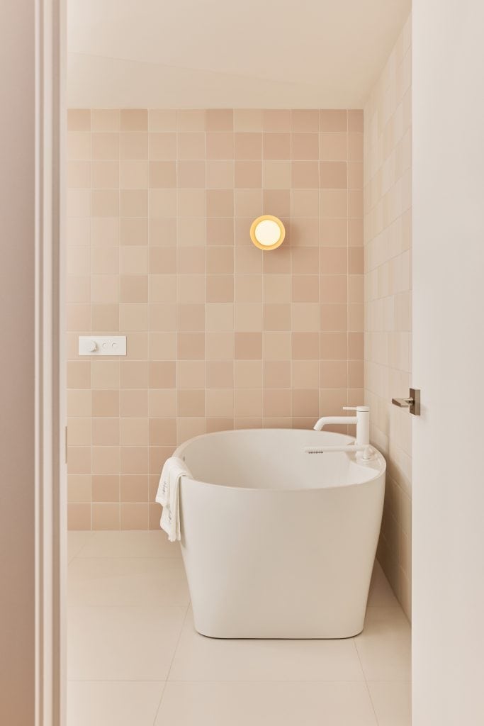 Bain autoportant, renovation salle de bain rose, renovation sur mesure, céramique, salle de bain de luxe