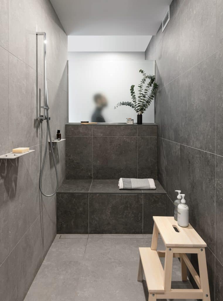 grande douche de ceramique grise