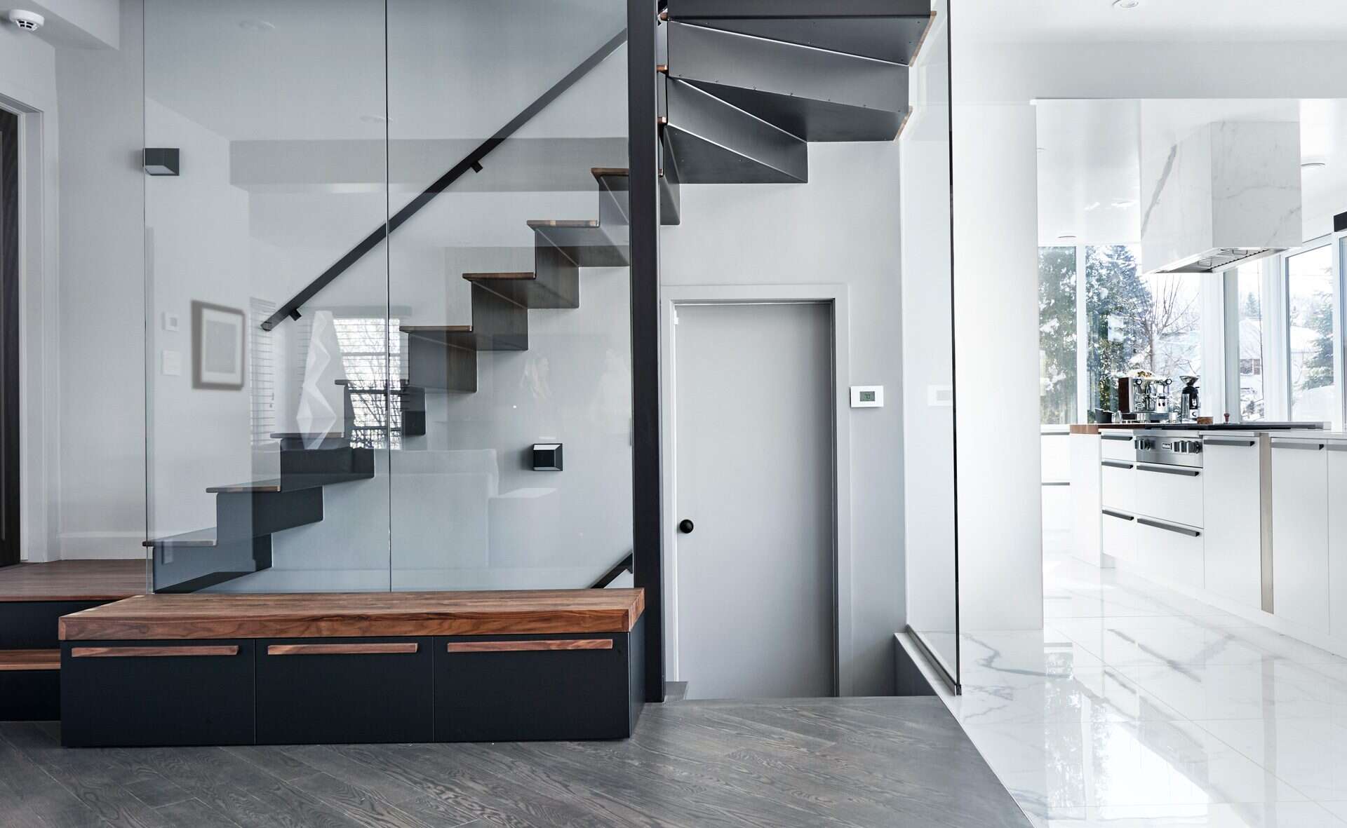 escalier aire ouverte noir blanc et verre
